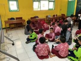 Bijak Bermedia Digital Sejak Dini, Iwan Mahasiswa Fisika UNS Edukasi Siswa SD Negeri 3 Balong